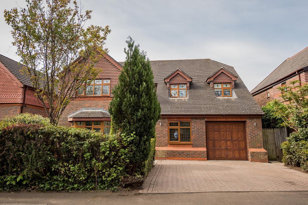 4 Bed Detached Property for Sale in Bowdon, WA14 3EY