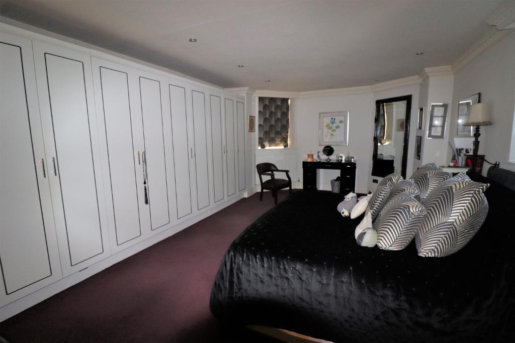 3 Bedroom Flat for Sale in Bowdon, WA14 2TY