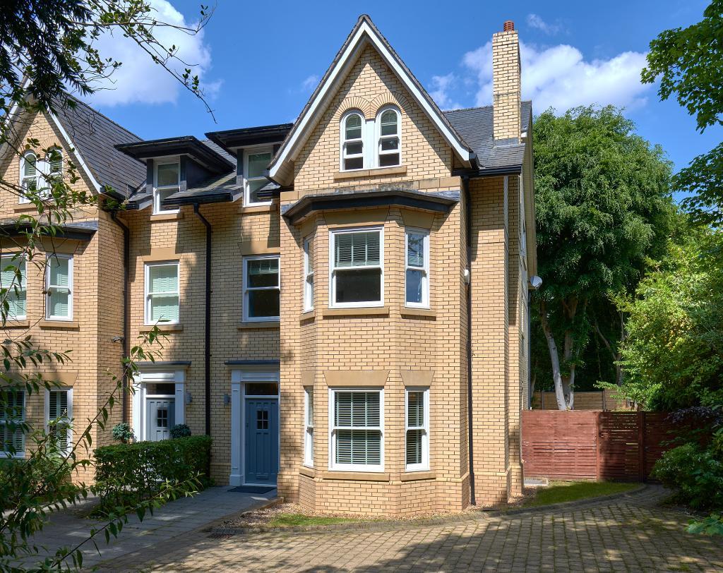 6 Bed Semi-Detached Property for Sale in Altrincham, WA14 4QU