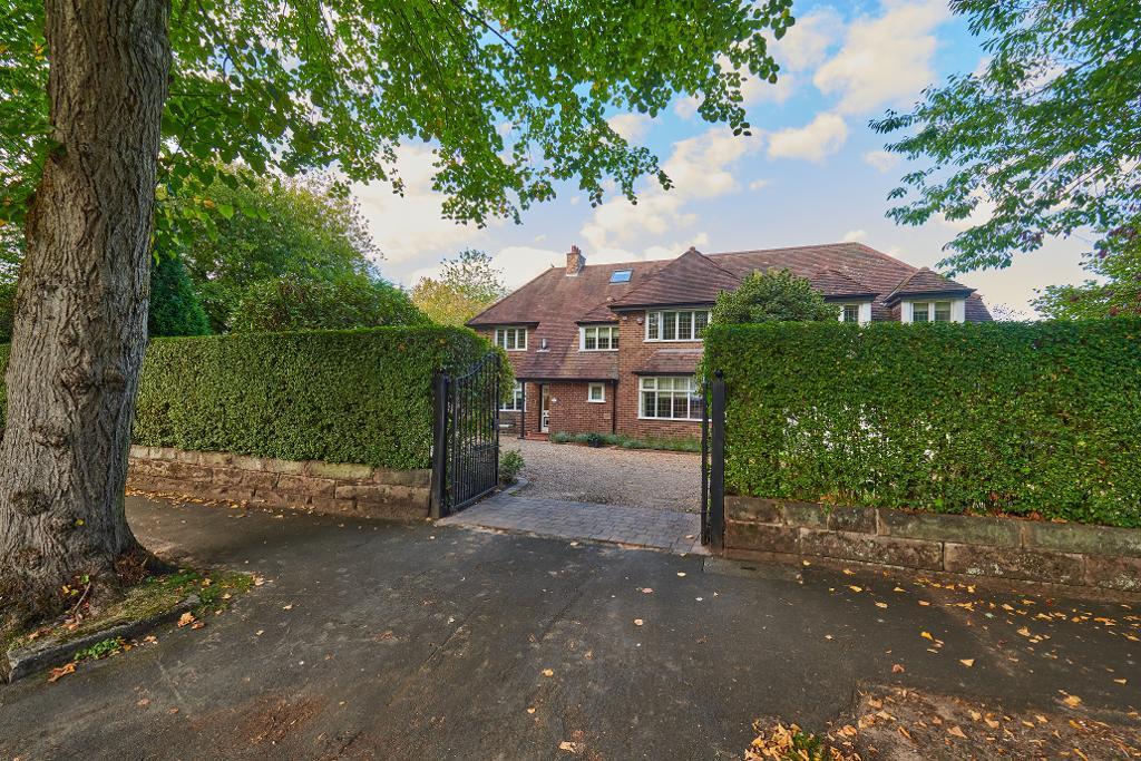 6 Bed Detached Property for Sale in Altrincham, WA14 4BW